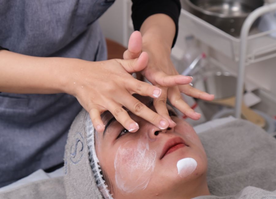Masaje facial en clínica